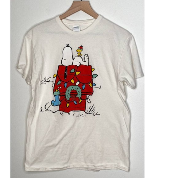 Peanuts Snoopy Medium Christmas Short Sleeve Tshirt - Picture 1 of 3